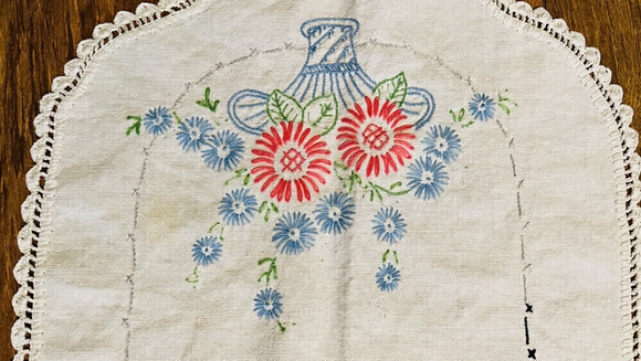 VINTAGE Hand Stitched DoilyLot - Picture 4 of 9